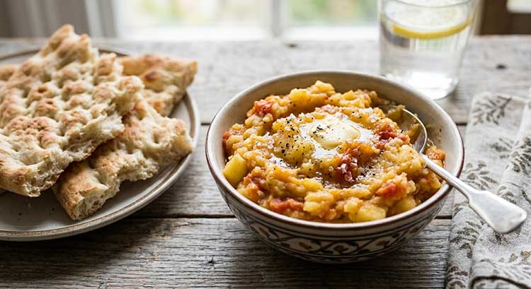 تغذیه نان و پوره سیبزمینی و گوجه
