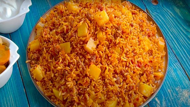 استانبولی پلو مجلسی با زعفران، گوشت چرخ‌کرده و هویج