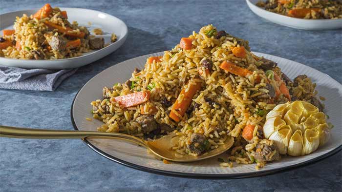 استانبولی پلو حرفه‌ای با سبزیجات متنوع، گوشت چرخ‌کرده و هویج