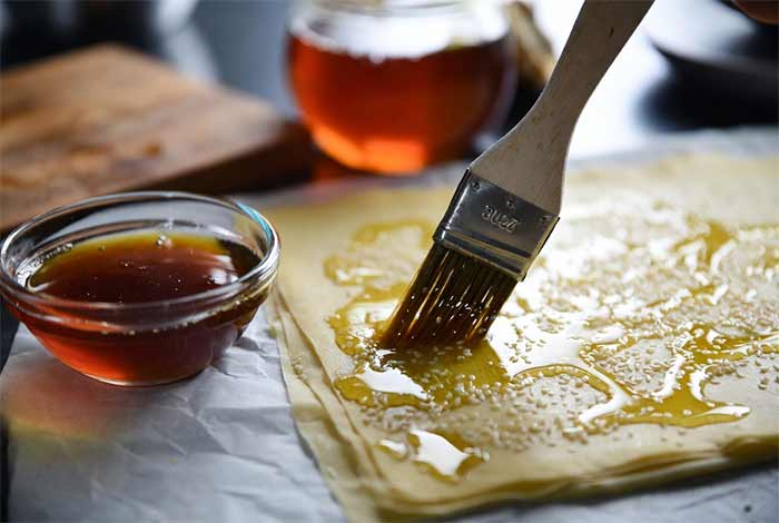 خمیر باقلوا غنی‌شده با روغن کنجد و عسل خام