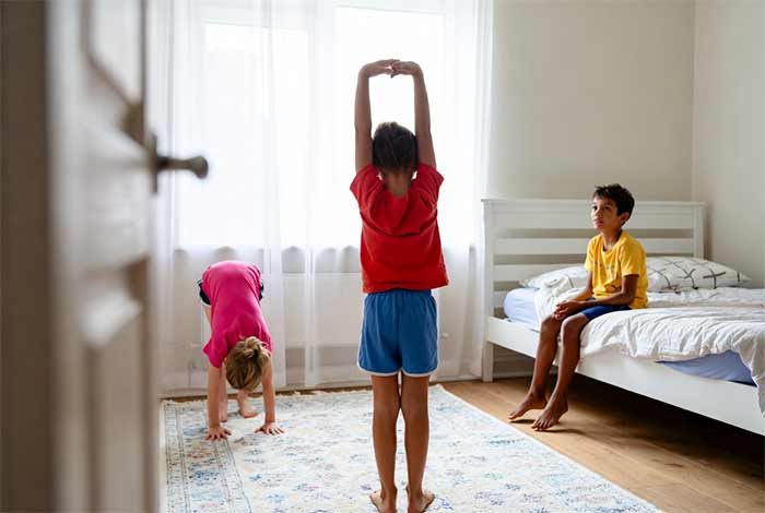 کودکان در حال ورزش در خانه 